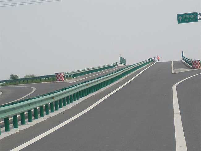 新疆高速公路护栏的材质与规格