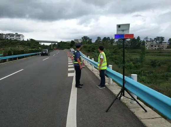 新疆高速公路钢护栏