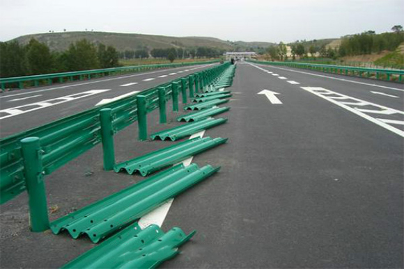 新疆波形护栏的维护与管理确保道路安全的关键步骤