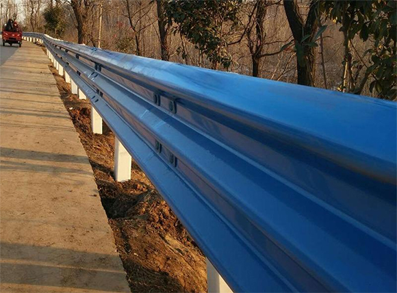 新疆公路波形护栏板的优点