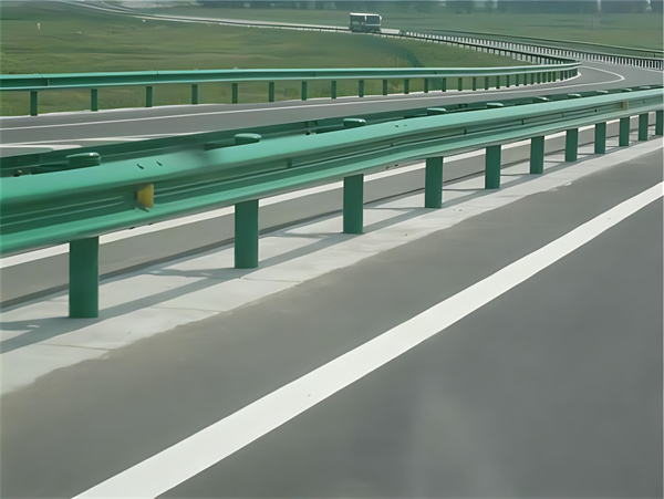新疆高速护栏板守护安全广泛应用于多个行业