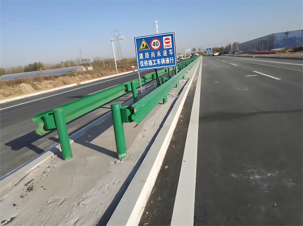 新疆公路护栏守护安全横跨多个行业的应用